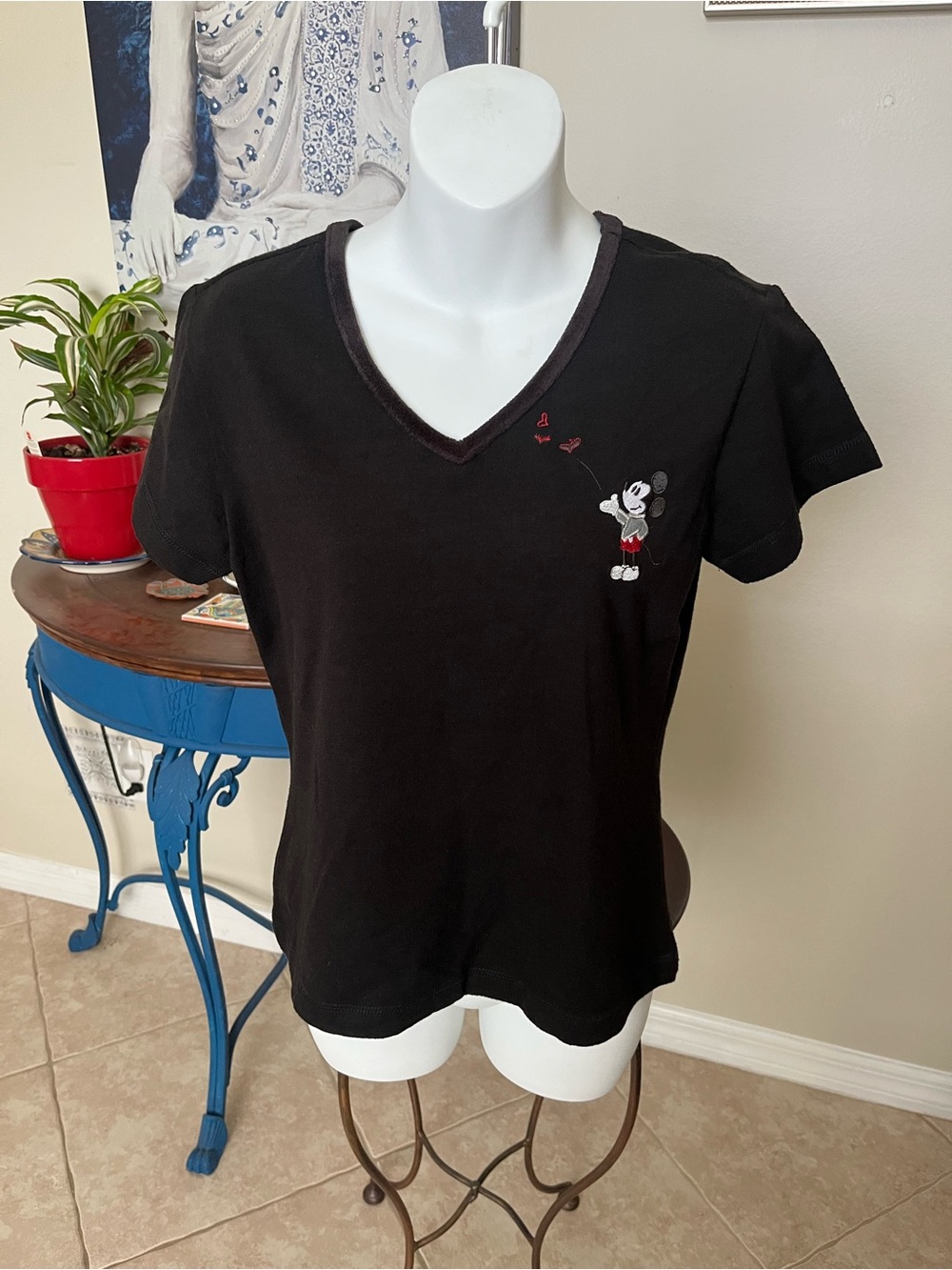 Vintage Disney Store Stitched Mickey Mouse & Heart V-neck Shirt - S